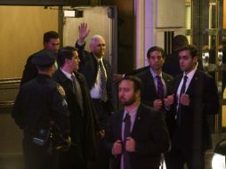 Pence, el vicepresidente electo de Estados Unidos (al centro) deja el Richard Rodgers Theatre después del espectáculo. AP / ARCHIVO