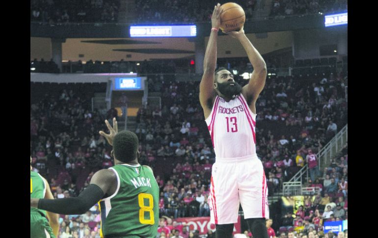 James Harden (13) se ha consolidado como el motor a la ofensiva de los Rockets de Houston, al aportar ayer 31 puntos. AP / B. Levey
