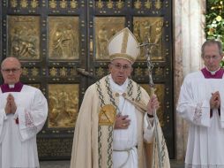 Francisco se dirige a los fieles para orar luego de haber cerrado el portón, el cual atravesaron más de 20 millones de personas. EFE / T. Fabi