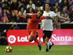 Carcela-González (I) del Granada y Gayá (D) del Valencia en duelo personal durante el partido de hoy. EFE / J. C. Cárdenas