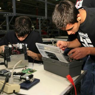 Estudiantes diseñan robot arácnido con control Bluetooth