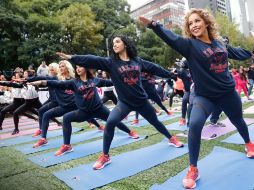 Las porristas trataron de elaborar desde los más sencillos pasos de yoga hasta complicados movimientos. TWITTER / @nflmx
