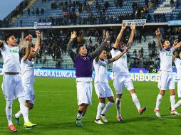 Salcedo y sus compañeros festejan la goleada con la afición. EFE / C. Giovannini