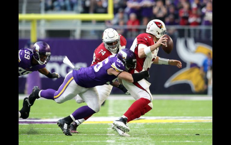 Robison (I) de los Vikingos, se lanza sobre Palmer (D), de los Cardenales. AFP / H. Foslien