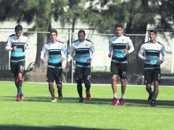 Los rojiblancos trabajaron en dos grupos ayer. Uno con los titulares y otro con suplentes. ESPECIAL / CHIVAS FC