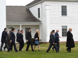 El presidente electo Donald Trump y el vicepresidente Mike Pence tras acudir a un servicio religioso. AFP / D. Emmert
