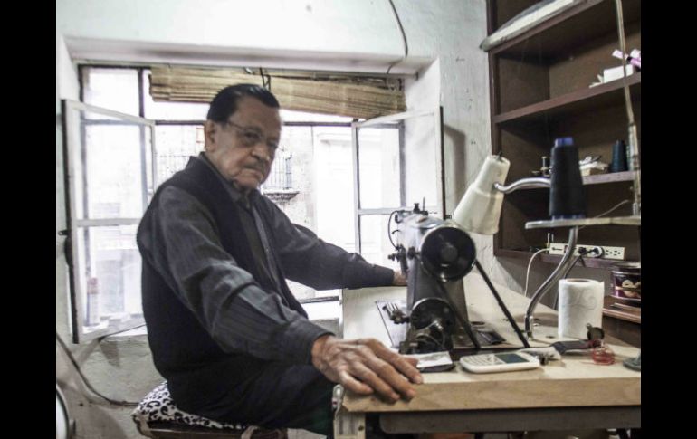 Hace 66 años Francisco Hernández Rogelio estabeció su sastrería en el Centro de Guadalajara. EL INFORMADOR / R. Tamayo