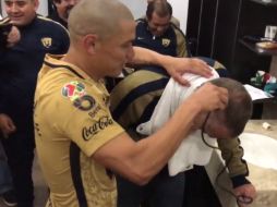 En la imagen se puede apreciar cuando Darío Verón se encarga de pasarle la máquina a Rodrigo Ares de Parga. TWITTER / @PumasMX