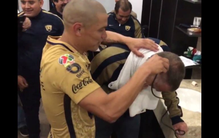 En la imagen se puede apreciar cuando Darío Verón se encarga de pasarle la máquina a Rodrigo Ares de Parga. TWITTER / @PumasMX