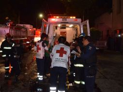 El viernes una mueblería se incendió y rescataron a dos personas con lesiones graves. ESPECIAL /