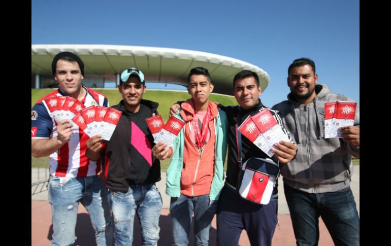 Carlos y sus amigos duraron 13 horas hasta que salieron con sus boletos en mano para el Clásico ante el América. EL INFORMADOR / R. Tamayo