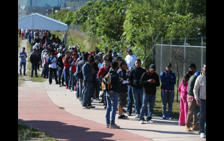 Aficionados acudieron desde tempranas horas este lunes para adquirir su boleto para el Clásico nacional. EL INFORMADOR / R. Tamayo