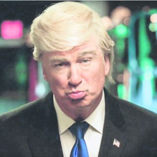 Alec Baldwin 'despeina' a Trump