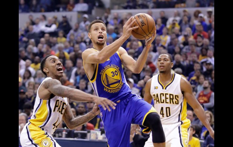 Los Warriors de la mano de Curry estiraron a ocho su racha de victorias consecutivas. AFP / A. Lyons