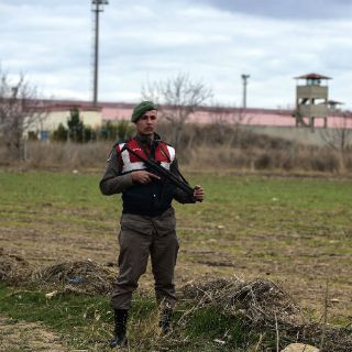 Turquía ordena el despido de más de 15 mil funcionarios