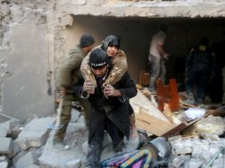 Más de 250 mil civiles se han quedado sin servicios sanitarios en Alepo, donde tratan a los heridos con técnicas rudimentarias. AFP / T. Mohammed