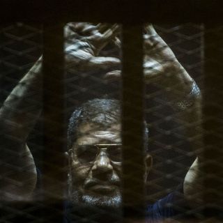 Anulan cadena perpetua a Mohamed Mursi por caso de espionaje