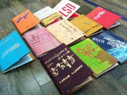 Las editoriales cartoneras se especializan en la elaboración manual de libros con un toque personal. ESPECIAL /