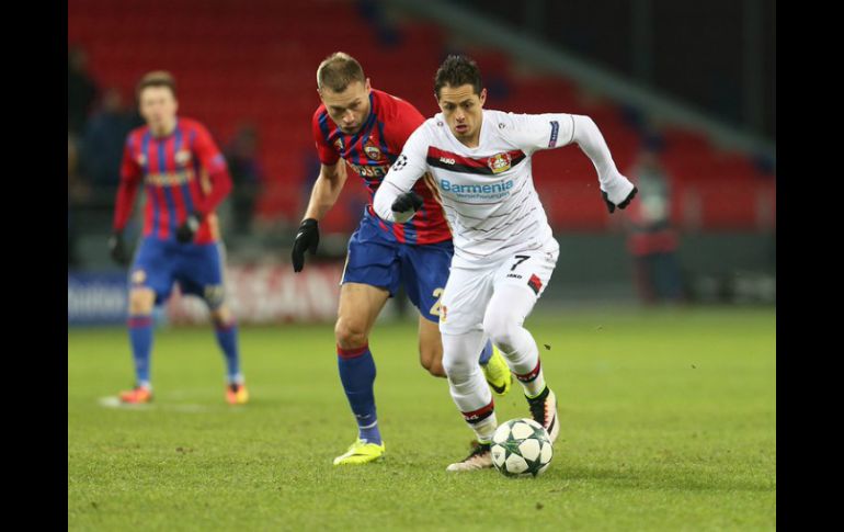 El mexicano Javier Chicharito Hernández juega 81 minutos y alcanza nueve partidos sin anotar gol. TWITTER / @bayer04_en