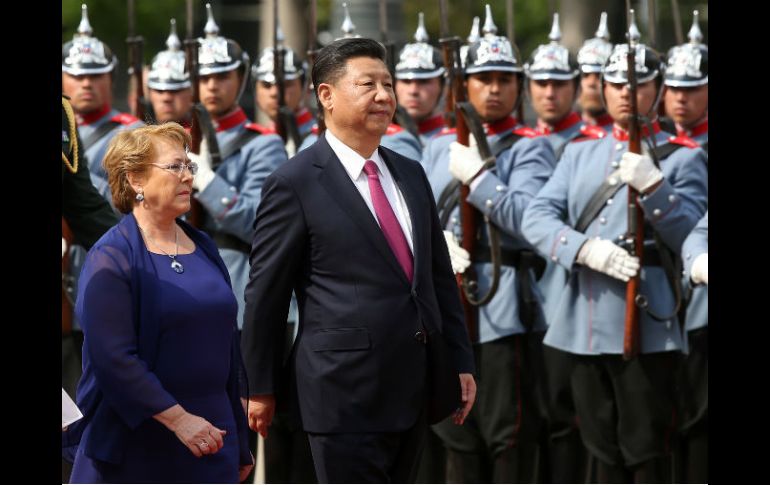 Michelle Bachelet, presidente de Chile, recibe al mandatario chino Xi Jinping. AFP / C. Reyes