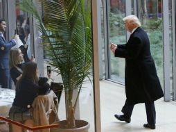 Donald Trump saluda a los medios tras una reunión en Nueva York. AP / M. Lennihan
