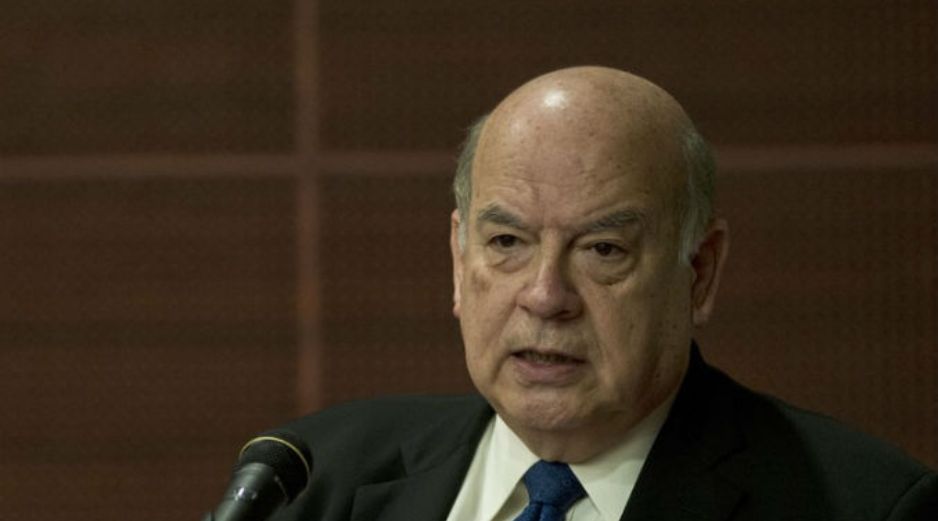 Insulza adelanta que espera recorrer el país y presentar sus puntos de vista para luego participar en las primarias. AFP / ARCHIVO