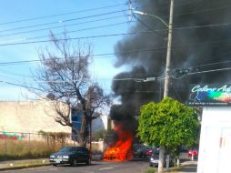 La explosión del auto en llamas se registró en el cruce de las calles Toledo y Federico Ibarra en Guadalajara. ESPECIAL /