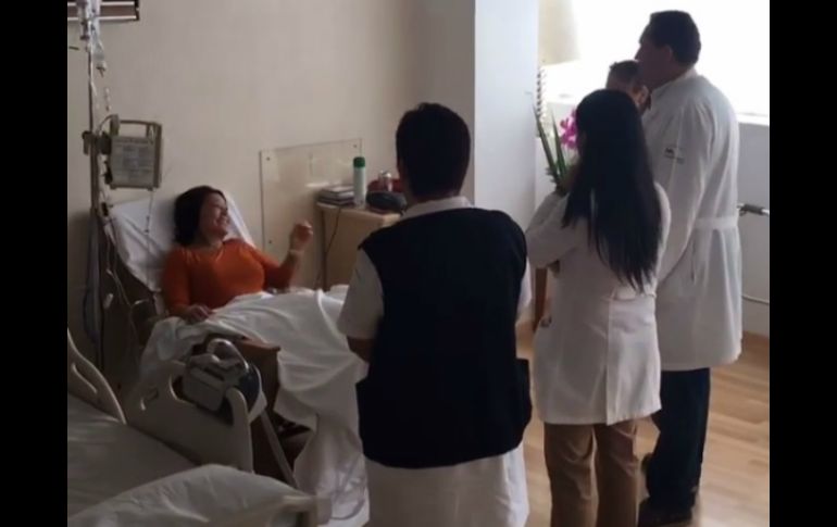 En el video, se aprecia a Alejandra Guzmán sobre un sillón, con las piernas en alto y rodeada por personal médico. INSTAGRAM / laguzmanmx