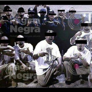 Policías de Puebla posan en fotografía con una banda delictiva