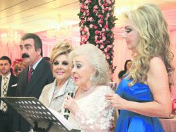 La feliz festejada. Josefina Morquecho de Rodríguez con sus hijos Eduardo, Chepi y Almendra. ESPECIAL /