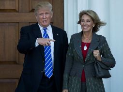 Betsy DeVos defiende los 'cheques escolares', con fondos públicos para familias que quieran enviar sus hijos a escuelas privadas. AFP / D. Angerer