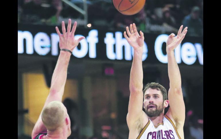 La figura. Kevin Love (#0) realiza un tiro ante la marca de Mason Plumlee. AP / R. Schwane