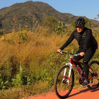 Aristóteles pasea por las Vías Verdes en bicicleta