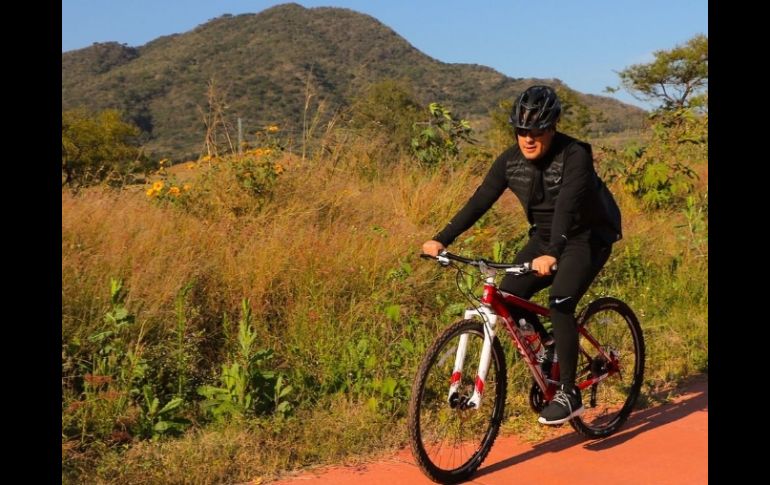 El gobernador dejó el traje formal por una mañana para hacer el recorrido en ropa deportiva. ESPECIAL /