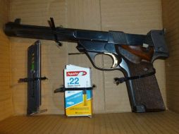 El individuo traía consigo una pistola calibre 22 con cinco cartuchos. TWITTER / @PoliciaGDL