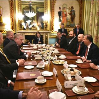 Meade y González se reúnen con jefe de British Petroleum en Londres