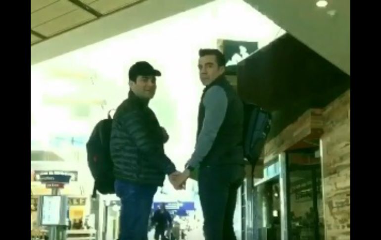 El video retrata lo que pasa cuando dos desconocidos tienen en común su amor por el equipo azulcrema. TWITTER / @OMARCHAPARRO