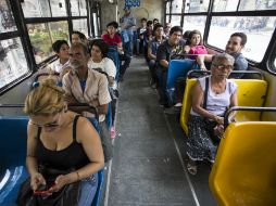 Indican que la repartición de silbatos para hacerlos sonar cuando son agredidas no remedia el problema. EL INFORMADOR / ARCHIVO