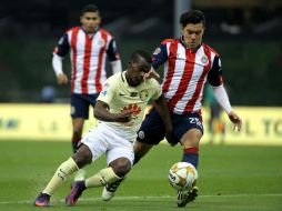 Carlos Quintero conduce el balón bajo la marca de Michael Pérez. EFE / J. Méndez