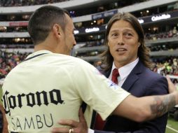 Rubens Sambueza saluda a Matías Almeyda después del partido. SUN / C. Mejía