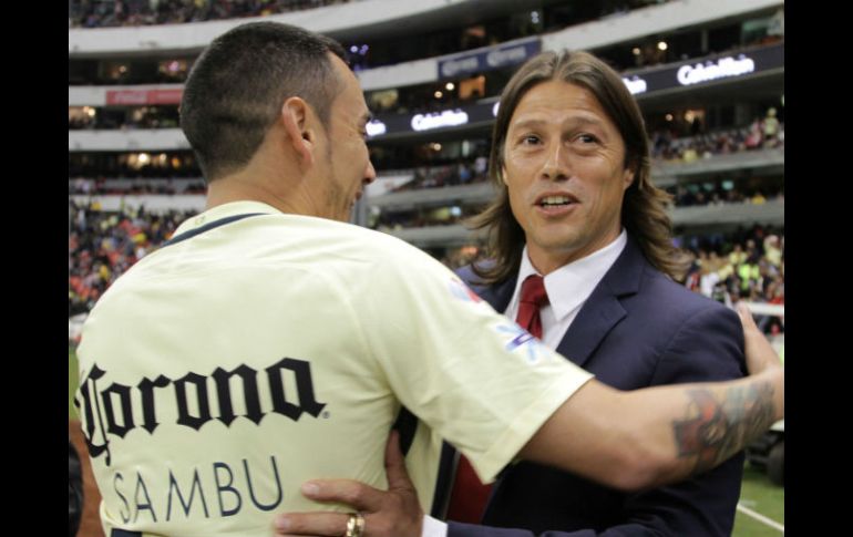 Rubens Sambueza saluda a Matías Almeyda después del partido. SUN / C. Mejía