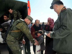 Ciudadanos de Saná reciben ayuda humanitaria de Rusia. EFE /