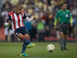 El gol del Chivas llegó mediante un penalti en el último minuto del primer tiempo. Carlos Salcido engañó al guardameta del América. MEXSPORT / D. Leah