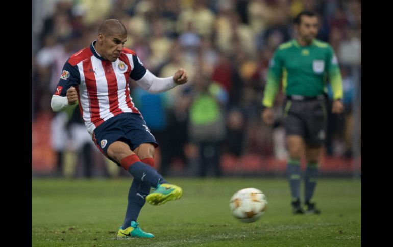 El gol del Chivas llegó mediante un penalti en el último minuto del primer tiempo. Carlos Salcido engañó al guardameta del América. MEXSPORT / D. Leah
