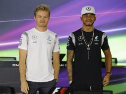 Rosberg y Hamilton mostraron ayer su espíritu competitivo al ignorar la solicitud de los fotógrafos de estrecharse las manos. EFE / V. Xhemaj