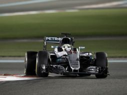 Hamilton persigue su tercer título seguido y su cuarto en total, en el caluroso circuito de Yas Marina. AP / L. Bruno