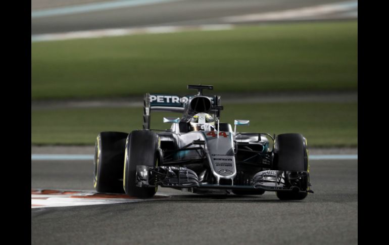 Hamilton persigue su tercer título seguido y su cuarto en total, en el caluroso circuito de Yas Marina. AP / L. Bruno