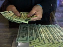 Este día se espera un tipo de cambio entre 20.60 y 20.75 pesos por dólar. AFP / ARCHIVO