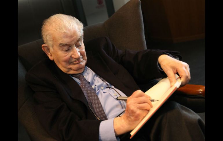 El sábado 26 de noviembre, el poeta español inaugurará el Salón de la Poesía, dentro de la FIL. EL INFORMADOR / P. Franco