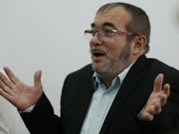 Londoño habla con periodistas extranjeros un día después de la firma de un nuevo acuerdo. AP / F. Vergara